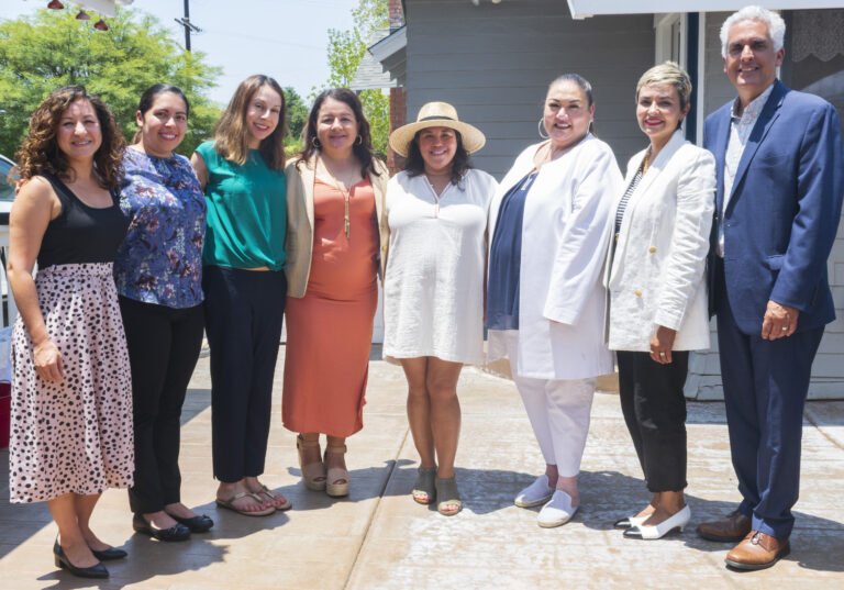 Latinas en Medicina construye la representación de la fuerza laboral un estudiante a la vez