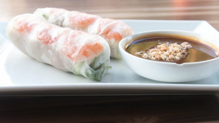 Rollitos Primavera de aguacate y camarones